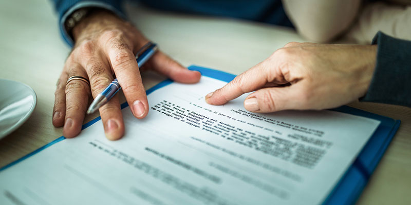 When Should You Speak to a Contract Lawyer? 